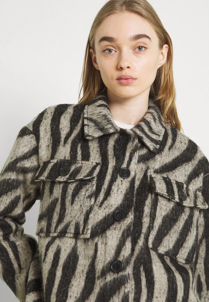 JDYLOLES ANIMAL SHIRT SHACKET - Veste Légère - Siple Taupe/black 4 JDYLOLES ANIMAL SHIRT SHACKET - Veste Légère - Siple Taupe/black – Image 4