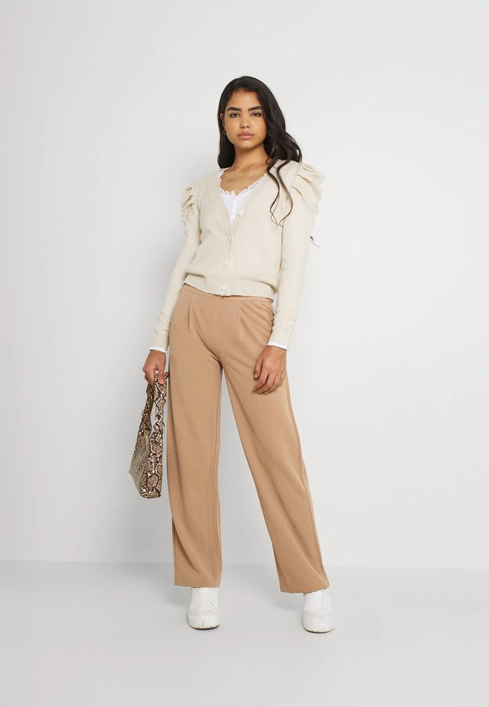 JDYCATIA LANEY WIDE PANT - Pantalon Classique - Chanterelle 2 JDYCATIA LANEY WIDE PANT - Pantalon Classique - Chanterelle – Image 2