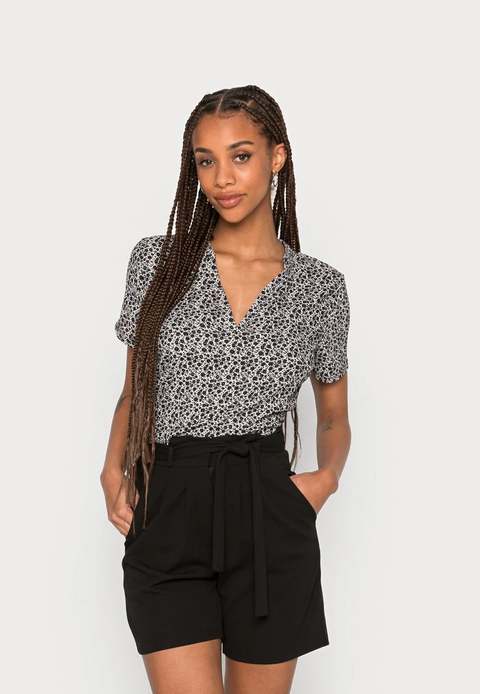 JDYLOTUS V NECK TOP - T-shirt Basique - Cloud Dancer 1 JDYLOTUS V NECK TOP - T-shirt Basique - Cloud Dancer