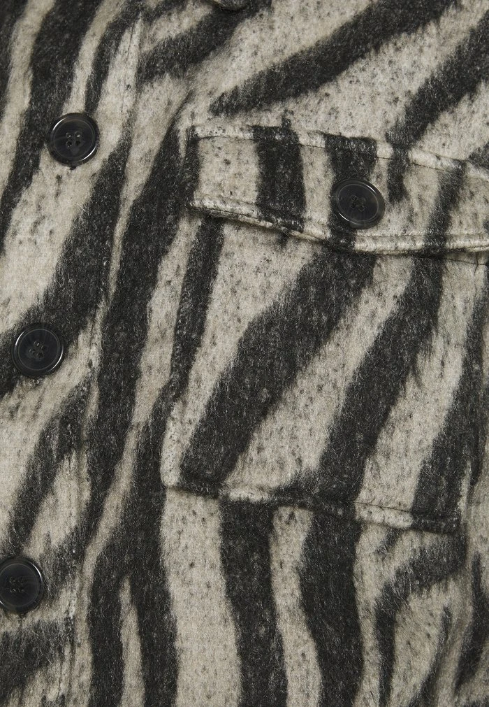 JDYLOLES ANIMAL SHIRT SHACKET - Veste Légère - Siple Taupe/black 6 JDYLOLES ANIMAL SHIRT SHACKET - Veste Légère - Siple Taupe/black – Image 6