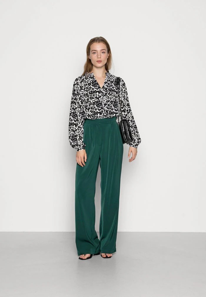 JDYROXANNE - Blouse - White Black Abstract Flowers 2 JDYROXANNE - Blouse - White Black Abstract Flowers – Image 2