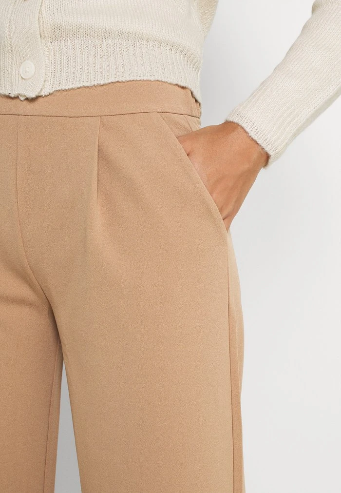 JDYCATIA LANEY WIDE PANT - Pantalon Classique - Chanterelle 4 JDYCATIA LANEY WIDE PANT - Pantalon Classique - Chanterelle – Image 4