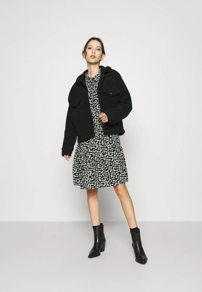 JDYPIPER WVN N - Robe Chemise - Black/white 2 JDYPIPER WVN N - Robe Chemise - Black/white – Image 2