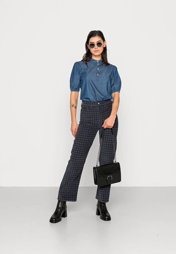 JDYCASPER - Blouse - Medium Blue Denim 2 JDYCASPER - Blouse - Medium Blue Denim – Image 2