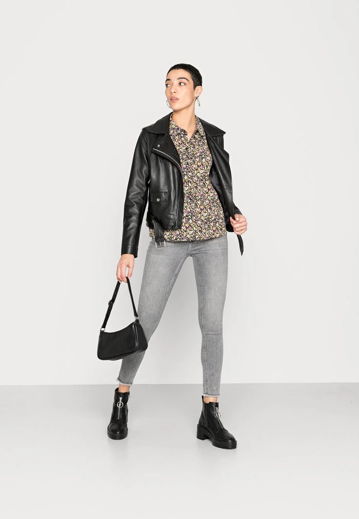 JDYBROOKE - Chemisier - Black With Chardonanny 2 JDYBROOKE - Chemisier - Black With Chardonanny – Image 2