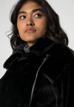 JDYFEDORA FUR BIKER JACKET - Manteau Classique - Black -JDY Soldes Magasin c644e2d89bfe4521b4fc261b79f5be66