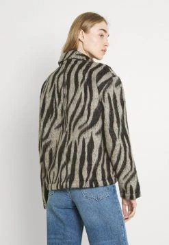 JDYLOLES ANIMAL SHIRT SHACKET - Veste Légère - Siple Taupe/black 8 JDYLOLES ANIMAL SHIRT SHACKET - Veste Légère - Siple Taupe/black -JDY Soldes Magasin d9481a9f36f44066bc080354f8c97db0