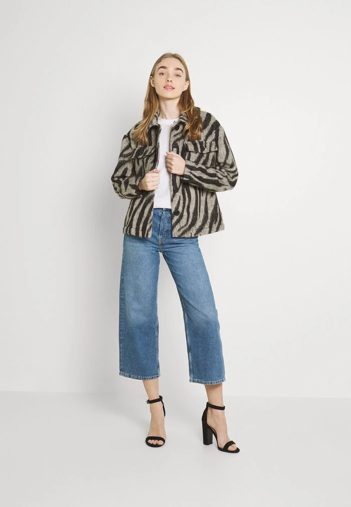 JDYLOLES ANIMAL SHIRT SHACKET - Veste Légère - Siple Taupe/black 2 JDYLOLES ANIMAL SHIRT SHACKET - Veste Légère - Siple Taupe/black – Image 2