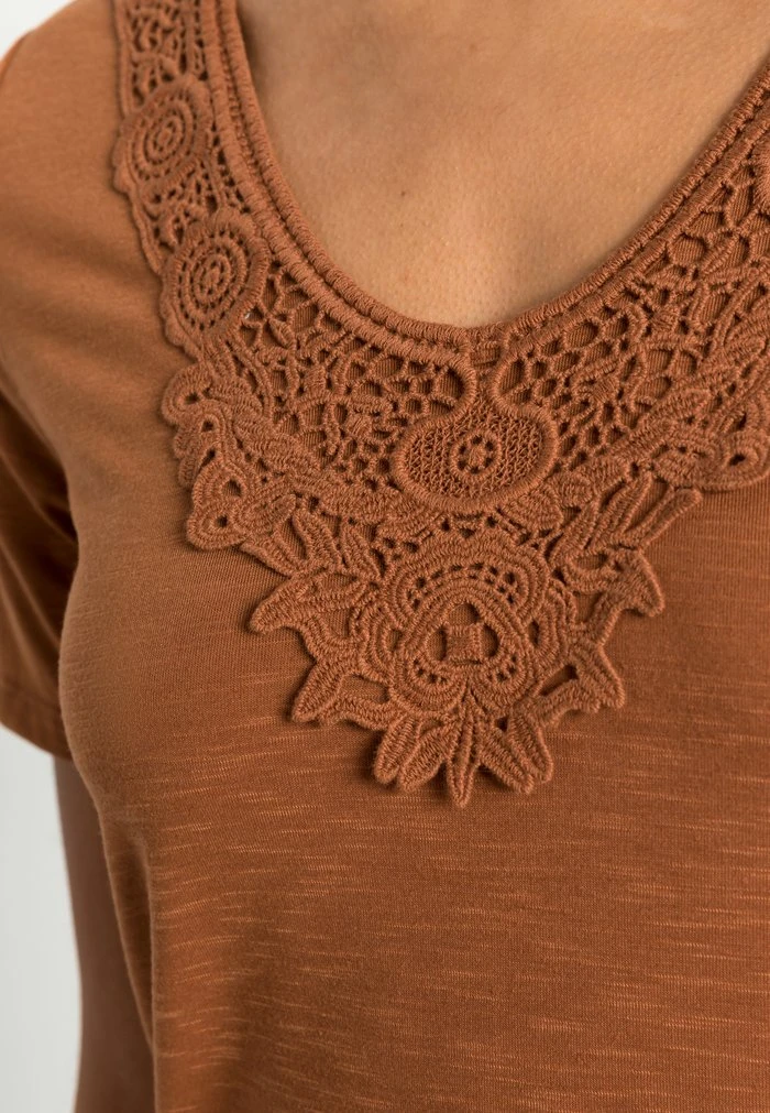 JDYDODO LACE - T-shirt Basique - Argan Oil 5 JDYDODO LACE - T-shirt Basique - Argan Oil – Image 5